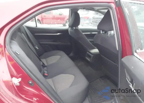 2021 Toyota Camry Le z USA, uszkodzony, nr VIN 4T1C11AK2MU565036